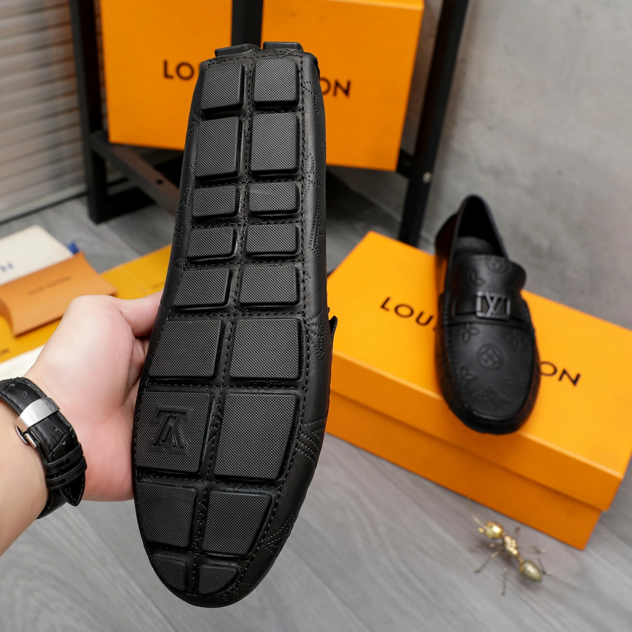 Men's shoes 💰400 Product trademark: LV "Louis Vuitton" casual slip-on shoes Regular size: 38-45 (45 is custom-made and non-returnable) Product materials: Selected cowhide embossed upper, pigskin lining, rubber outsole